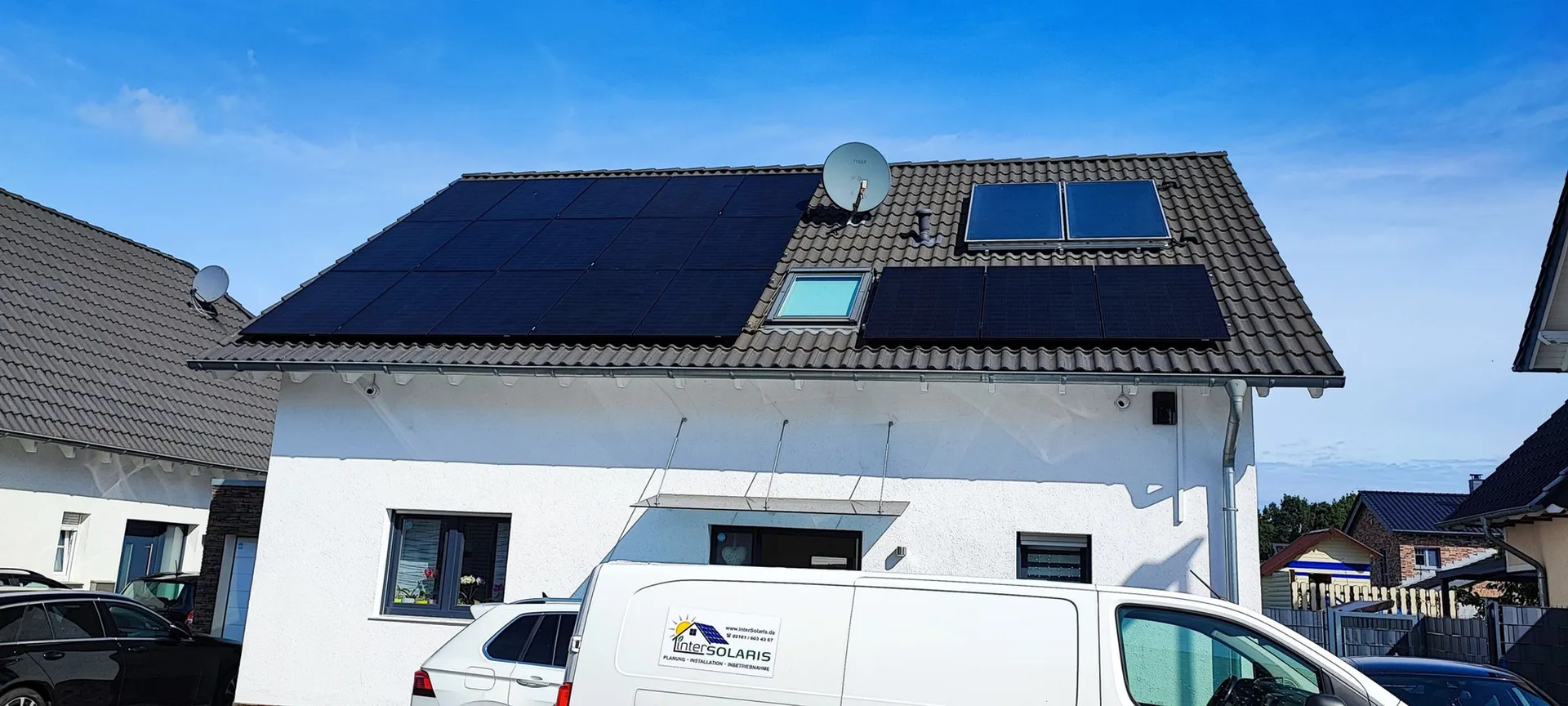 Fertige Photovoltaikanlage auf einem Einfamilienhaus mit Intersolaris-Fahrzeug